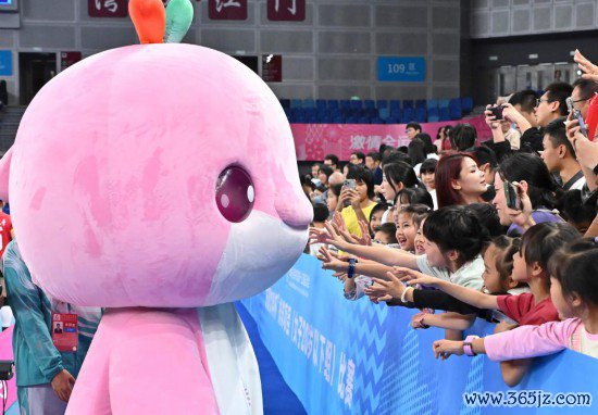 11月16日，祯祥物“乐融融”与不雅众互动。新华社记者 李鑫 摄