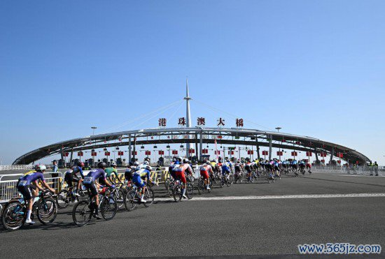 11月8日，第十五届世界领略会公路自行车须眉个东谈主赛决赛参赛选手经过港珠澳大桥闸口。新华社记者 邓华 摄