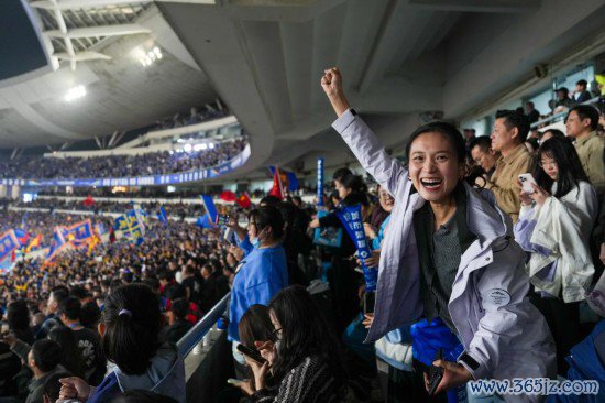 11月1日，球迷在江苏南京举行的2025江苏省城市足球联赛（“苏超”）决赛中加油恭维。新华社记者 李博 摄